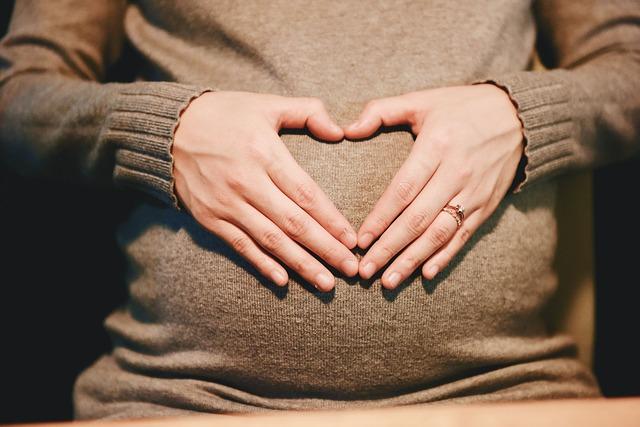 Pregnancy tips illustration accompanying food and hydration planning